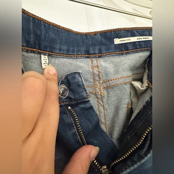 Zara Jeans Size 10 – Slightly Worn – Retail $60 – Selling for $20 - Picture 2 of 3